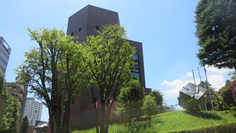 横浜市中央図書館